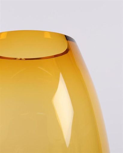 null Vase de forme ovoïde en verre teinté orangé dans la masse
(éclats à la bordure...