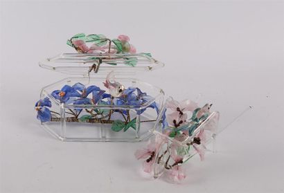 null Lot en verre tubulaire moulé et collé orné de fleurs en plastique et d'un oiseau...