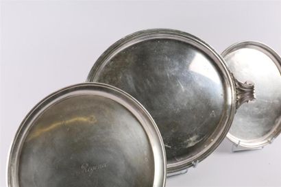 null Suite de trois plateaux en métal argenté comprenant deux plats de forme ronde...
