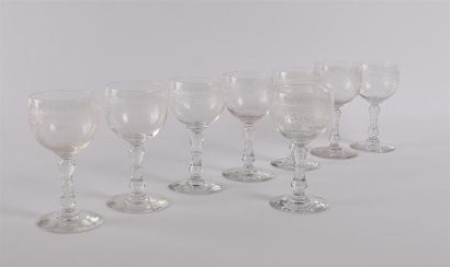 null Huit verres à vin en cristal à décor gravé d'enroulements, vaguelettes et croisillons
Haut....