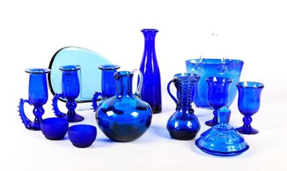 null Lot en verre teinté bleu comprenant trois verres sur piédouche à anse annelée...