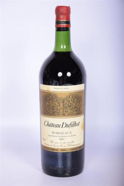 null 1 Mag	CH. DUFILHOT	Bordeaux	1981
	Et. légèrement tachée. N : bas goulot/limite...