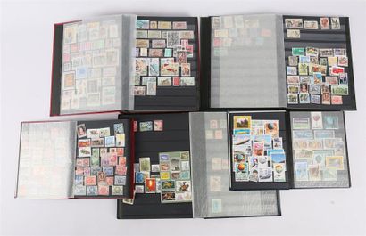null Lot comprenant cinq albums de timbres dont l'Australie, Français, Afrique, Mexique,...