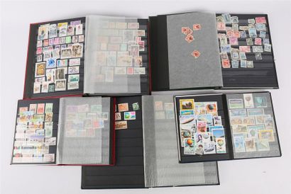 null Lot comprenant cinq albums de timbres dont l'Australie, Français, Afrique, Mexique,...