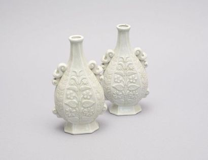 null BUTHAUD René (1886-1986)
Paire de vases piriformes aplatis en porcelaine, à...