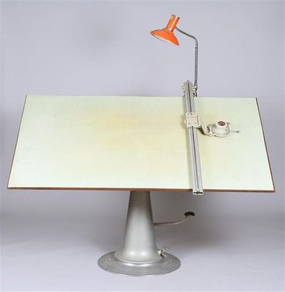 null Table d'architecte en bois et métal, le plateau de forme rectangulaire inclinable...