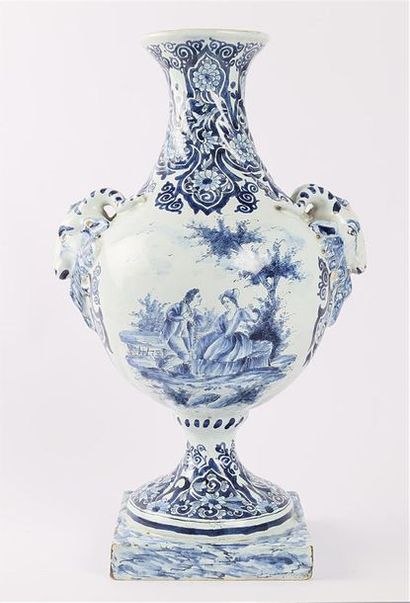 null DELFT
Vase de forme ovoïde sur piédouche en faïence en camaïeu bleu à décor...