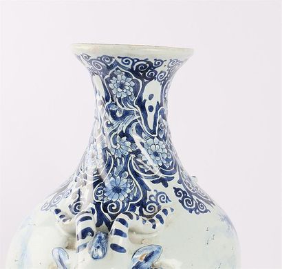 null DELFT
Vase de forme ovoïde sur piédouche en faïence en camaïeu bleu à décor...
