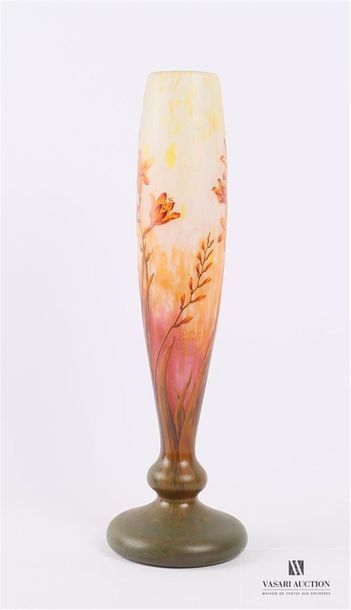 null DAUM NANCY
Vase de forme oblonge sur piédouche en verre multicouches à décor...