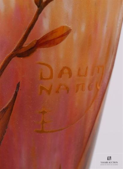 null DAUM NANCY
Vase de forme oblonge sur piédouche en verre multicouches à décor...