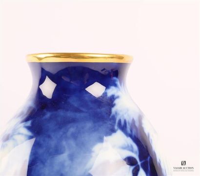 null DESGROPES - LIMOGES
Vase en porcelaine blanche et rehaut d'or à décor floral...