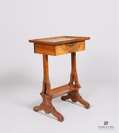 null Table travailleuse en bois naturel et bois de placage, elle présente un plateau...