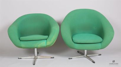 null Paire de fauteuils coque en polyster recouvert de tissu vert, le piètement en...