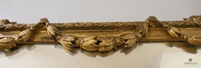 null Miroir en bois et stuc mouluré, sculpté et doré, le bandeau présente une frise...