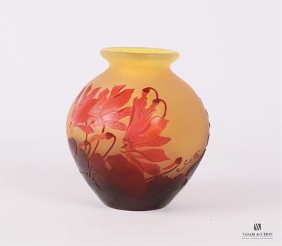 null GALLÉ Emile (1846-1903)
Vase de forme boule verre multicouche à décor de
Cyclamènes...