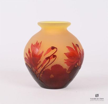 null GALLÉ Emile (1846-1903)
Vase de forme boule verre multicouche à décor de
Cyclamènes...
