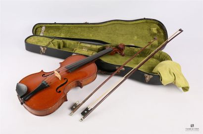 null Violon français fabriqué à Mirecourt (Vosgues) accompagné de deux archets
Portant...