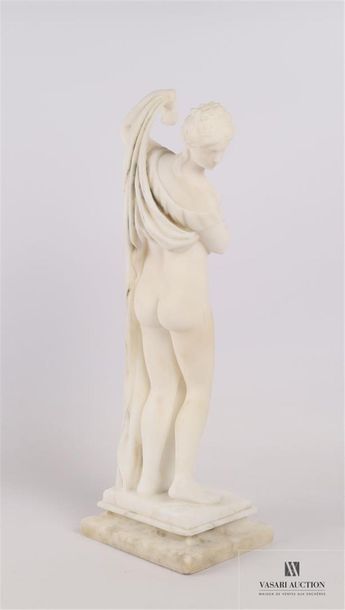 null Sculpture en albâtre figurant une femme vêtue à l'Antique. Elle repose sur une...