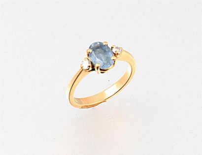 null Bague en or jaune 750 millièmes, sertie d'une aigue marine ovale, épaulée de...