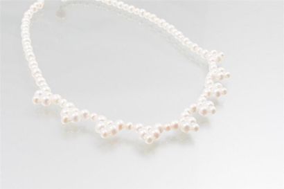 null Collier ras de cou de perles de culture 4-5/5 mm agrémenté de neuf motifs formés...