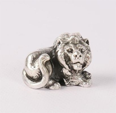 null Sujet en argent figurant un lion couché
Haut. : 2,7 cm - Long. : 3,9 cm - Poids...