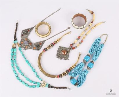 null NORD AFRIQUE
Lot de bijoux fantaisie comprenant un bracelet en résine et métal...
