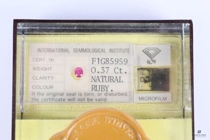 null Rubis de forme ovale facetté sous scellé avec certificat n°F1G85959 de l'international...