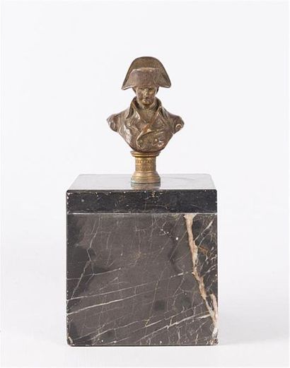 null BETTI Luigi (1879-1941) d'après
Buste de Napoléon
Bronze à patine brune et médaille
Signé...