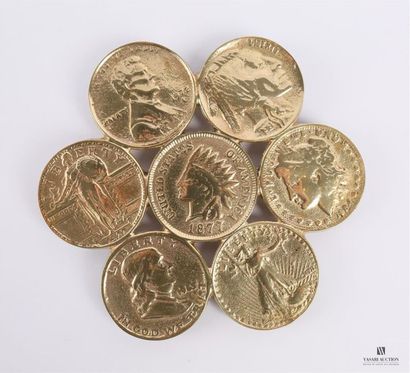 null Dessous de plat en métal doré figurant des pièces de monnaie, il repose sur...