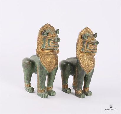 null Deux lions en bronze stylisés à patine verte et dorée
Haut. : 20 cm
