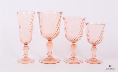 null Service en verre teinté rose le gobelet à côtes hélicoïdales et la jambe balustre...