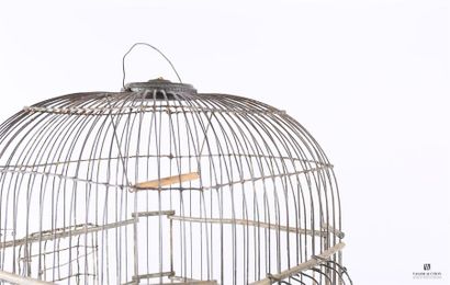 null Cage à oiseaux en fils métalliques, le socle en bois, le dôme surmonté d'un...