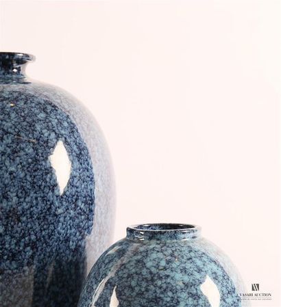 null Deux vases en porcelaine bleu à l'imitation du granit, la panse ovoïde
XXème...