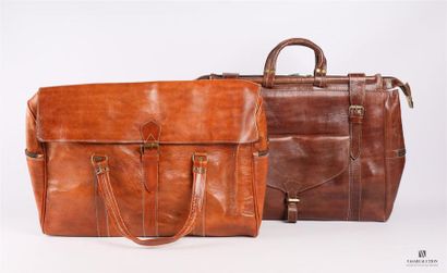 null Lot de deux sacs de voyage de forme et taille différentes en cuir marron et...