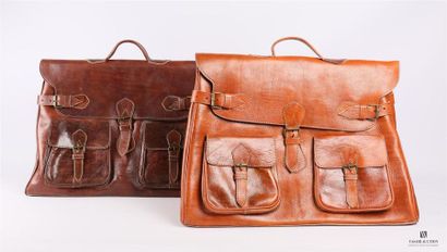 null Lot de deux sacs de voyage de forme et taille différentes en cuir marron et...