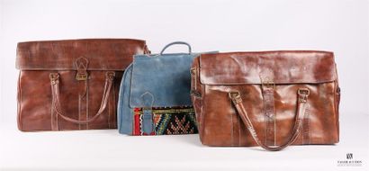 null Lot de trois sacs de voyage de forme et taille différentes en cuir marron pour...