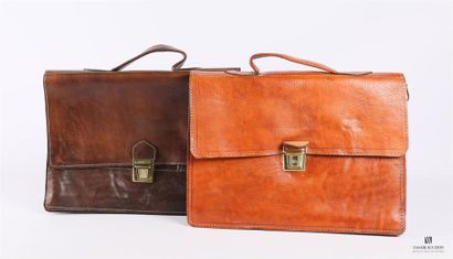 null Lot de deux cartables en cuir marron et fauve 
(quelques usures)
27 x 38 cm...