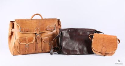 null Lot comprenant une sacoche, un sac de voyage et un sac à main en cuir marron
(petites...