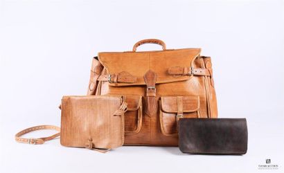 null Lot comprenant un sac de voyage, un sac à main et une pochette en cuir marron
(légères...