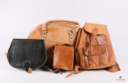 null Lot comprenant un sac de voyage, un sac à dos et deux sacs à main en cuir
(légères...