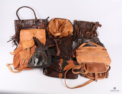 null Lot de onze sacs en cuir de différents modèles et tailles
(usures et taches...