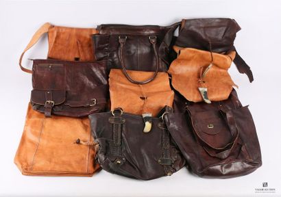 null Lot de dix sacs en cuir de différents modèles et tailles
(usures et taches)