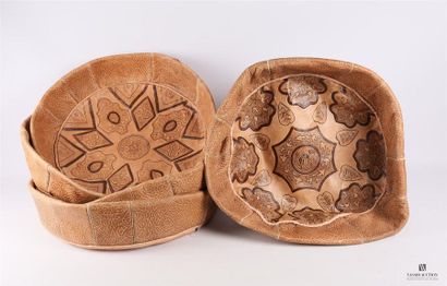 null Lot de cinq housses de pouf en cuir de forme ronde à décor gauffré d'arabesques...