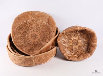 null Lot de cinq housses de pouf en cuir de forme ronde à décor gauffré d'arabesques...