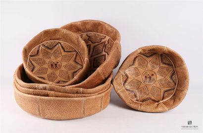 null Lot de six housses de pouf en cuir de forme ronde à décor gauffré d'arabesques...