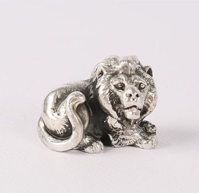 null Sujet en argent figurant un lion couché
Haut. : 2,7 cm - Long. : 3,9 cm - Poids...
