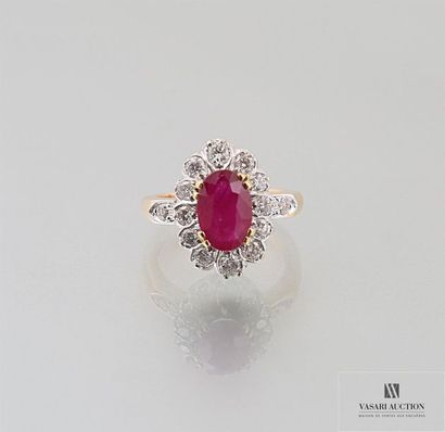 null Bague Pompadour aux deux ors centrée d'un rubis ovale calibrant 2,43 carats...