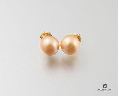 null Puces d'oreilles en or jaune, 750/°°, ornée chacune d'une perle de culture "Gold"...