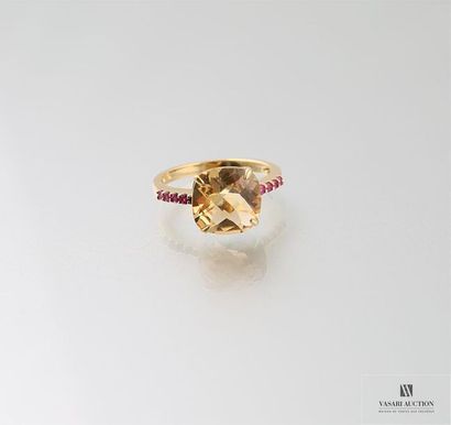 null Bague en or jaune, 750/°°, ornée d'une citrine taille coussin épaulée de huit...