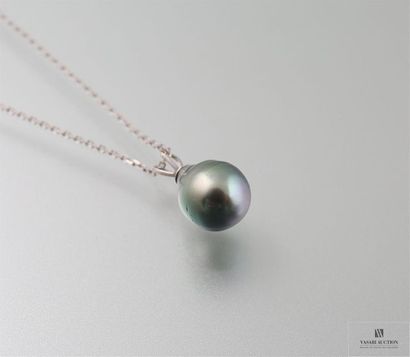 null Chaîne et pendentif en or gris, 750/°°, orné d'une perle de Tahiti grise forme...